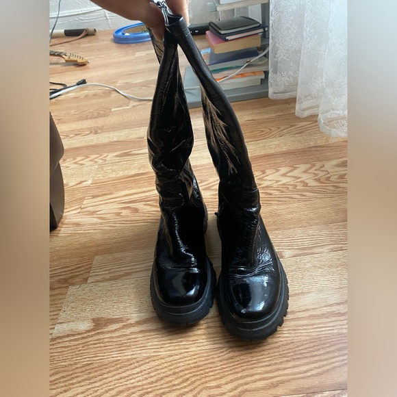 Patent leather Prada boot. - Picture 2 of 9